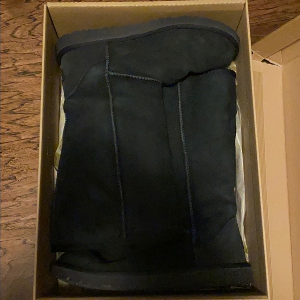 Ugg’s girls K classic tall size 6